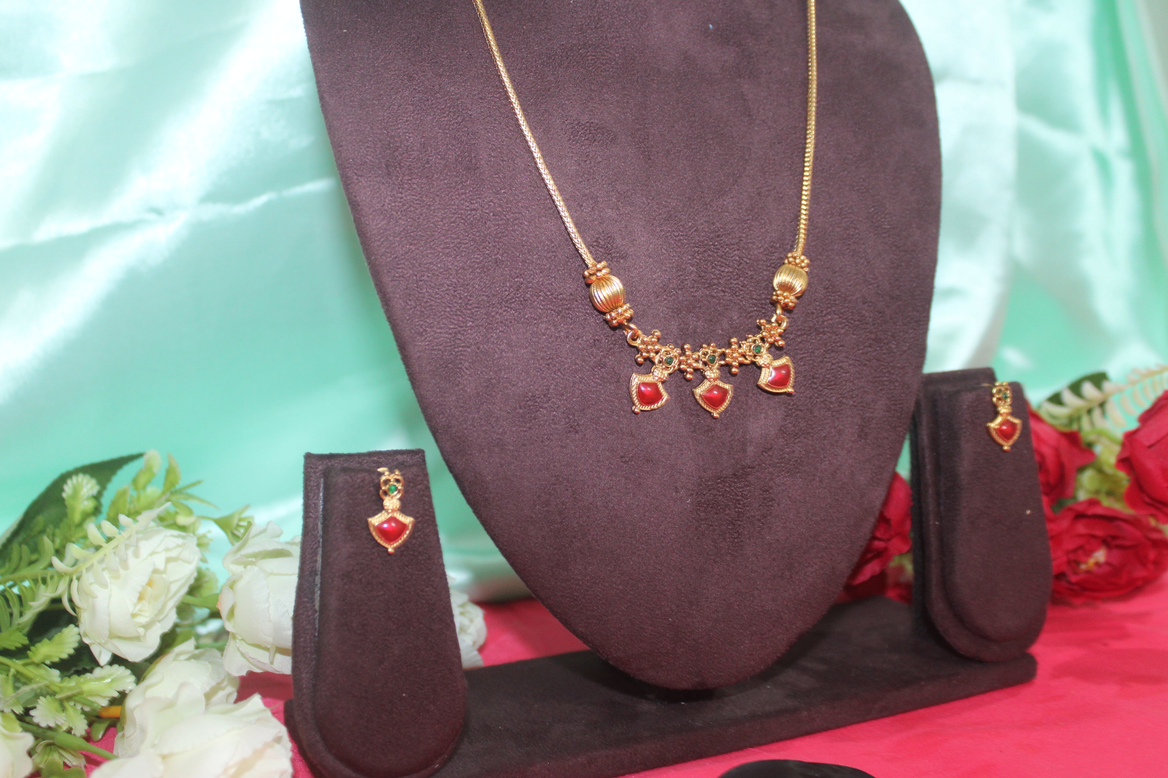 Simple office wear antiq finish necklace with earings red stone