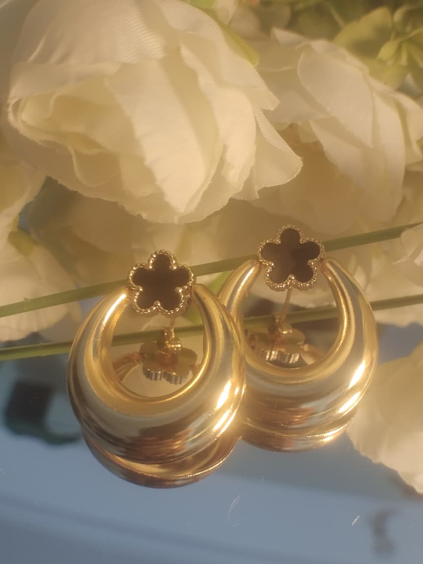 C shape with small black  flower pattern anti tarnish earings