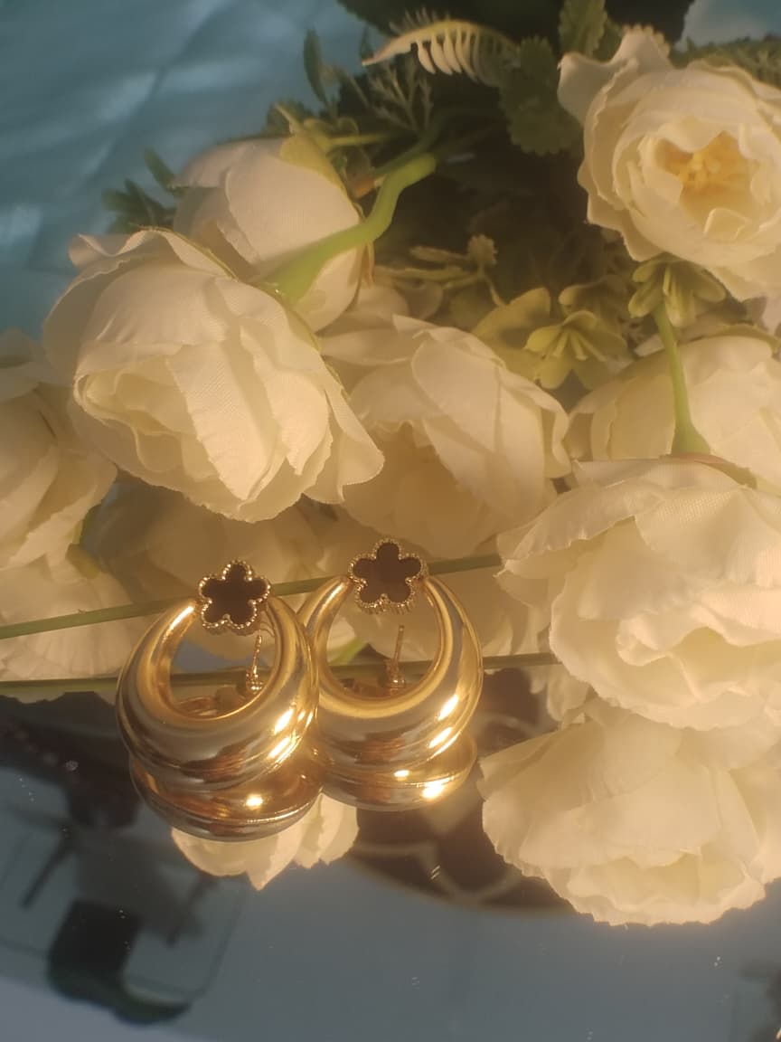 C shape with small black  flower pattern anti tarnish earings