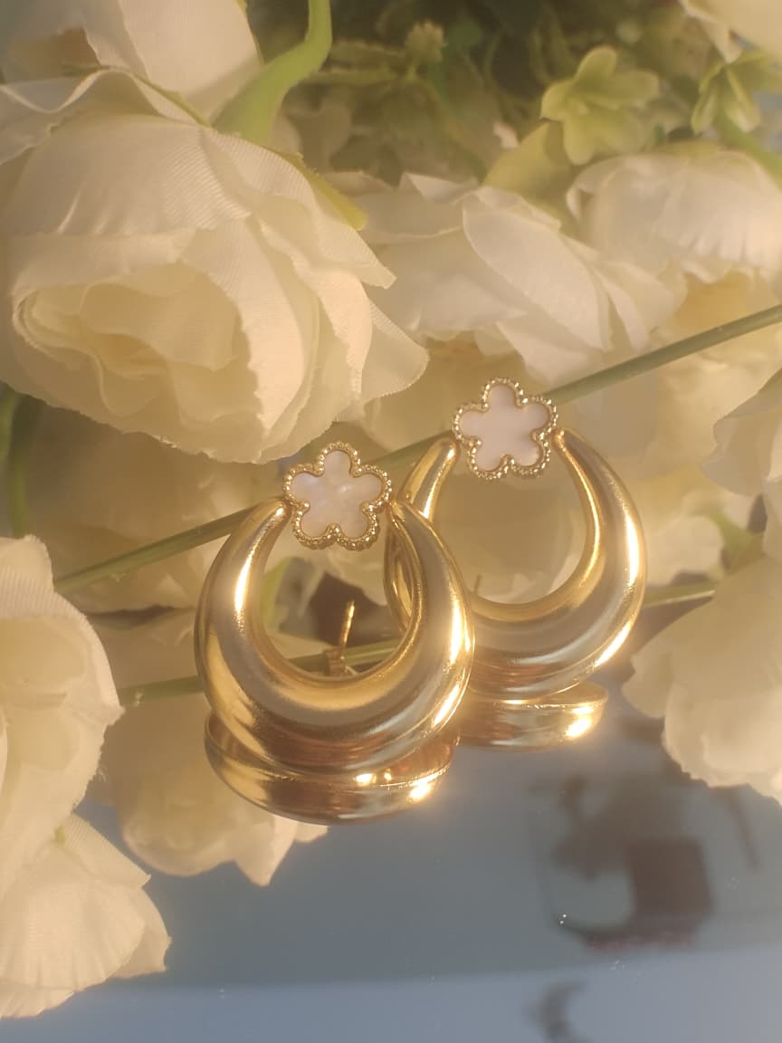 C shape with small white flower anti tarnish earings