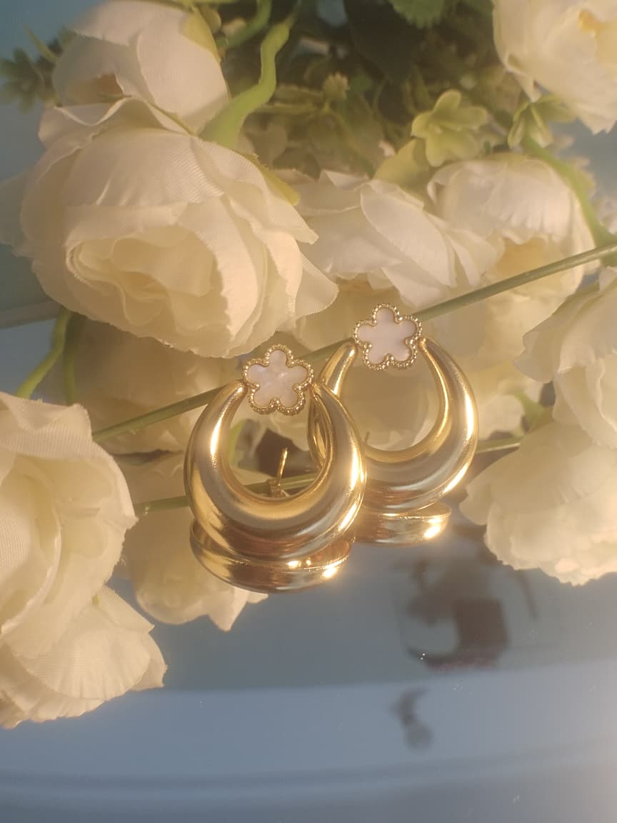 C shape with small white flower anti tarnish earings